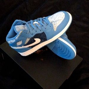 BRAND NEW AIR JORDAN 1 MID (GS)